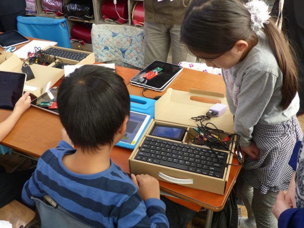 ダンボールケースの中に周辺機器が収納されている