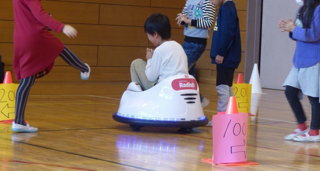 自らプログラミングした電動自動車に搭乗